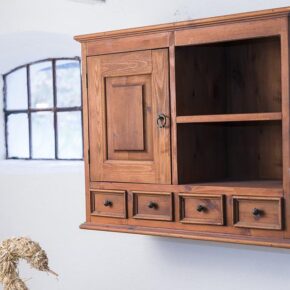 Bruine kast aan de muur