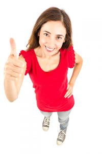 Vrouw met haar duim omhoog