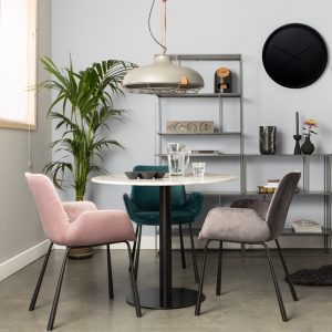 Eetkamer met fluwelen stoelen