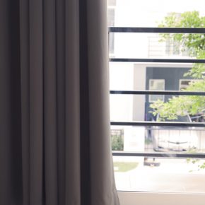 Gordijnen laten stomen voor een fris huis.