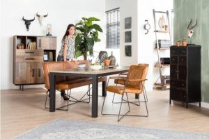 Vrouw die staat in eetkamer