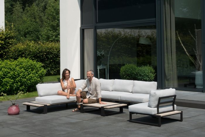 Vrouw en man genietend van hun loungeset.