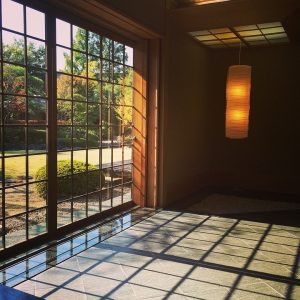 Kamer met zon die naar binnen schijnt