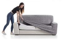 Vrouw die haar bank bedekt met en meubelhoes