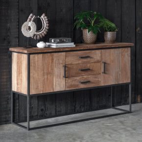 Houten dressoir met accessoires