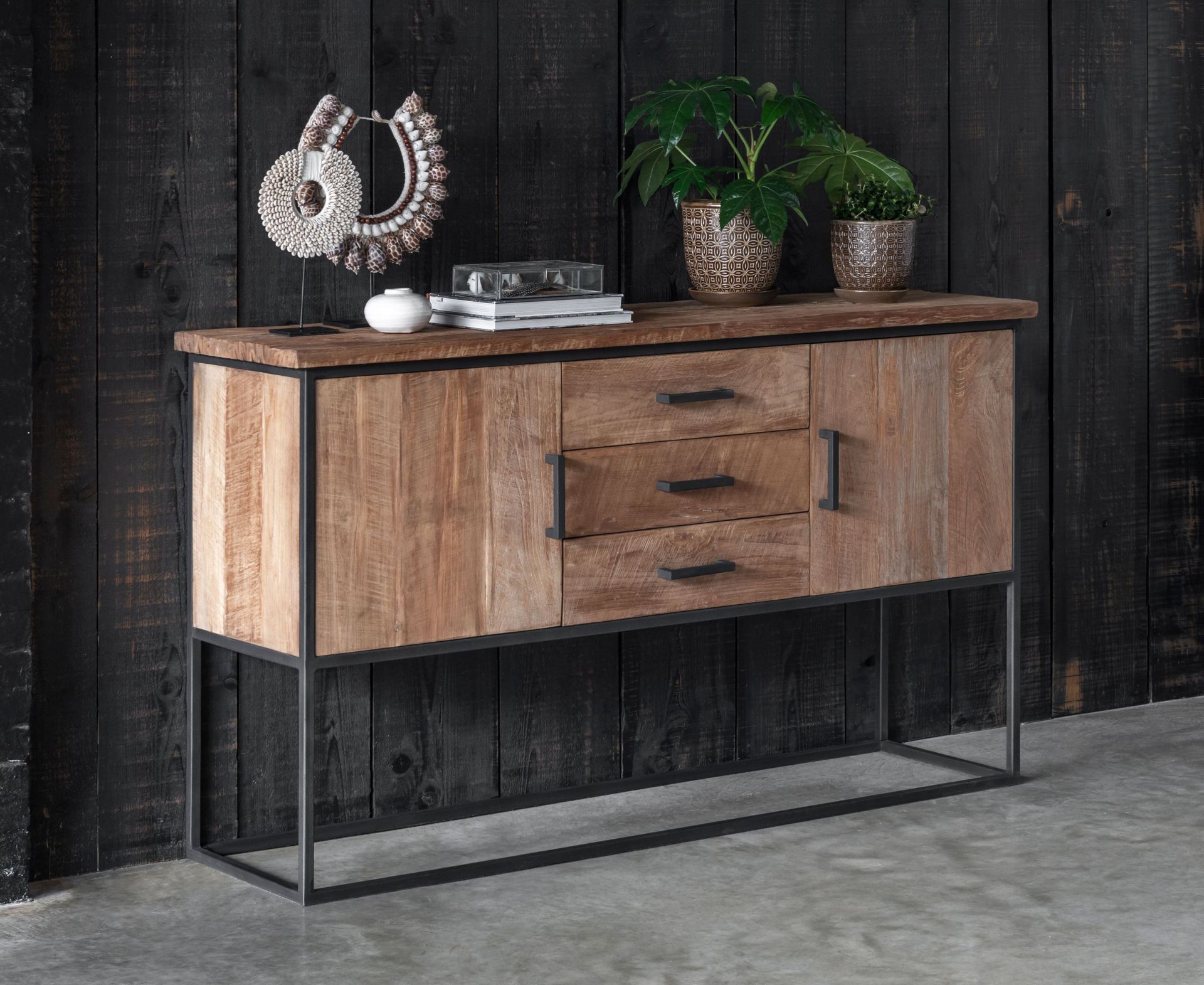 Houten dressoir met accessoires
