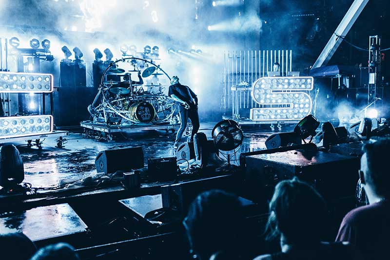 Zanger op een podium