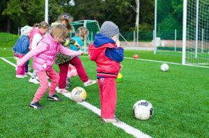 Voetballende kinderen | Debuut