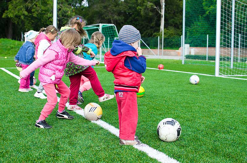 Voetballende kinderen | Debuut