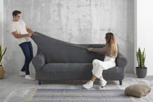 Mensen die trekken aan bankhoes