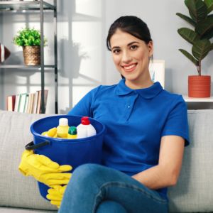 Vrouw met schoonmaakmiddelen