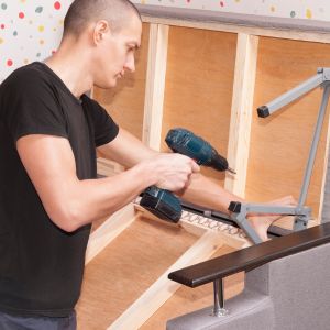 Man met een boorhamer