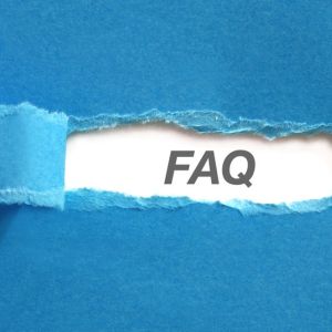 Blauwe achtergrond met de letters FAQ over de waarheid achter goedkope bank