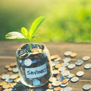 Potje met geld en een blaadje er uit die laat zien dat je met stoelhoezen geld bespaard